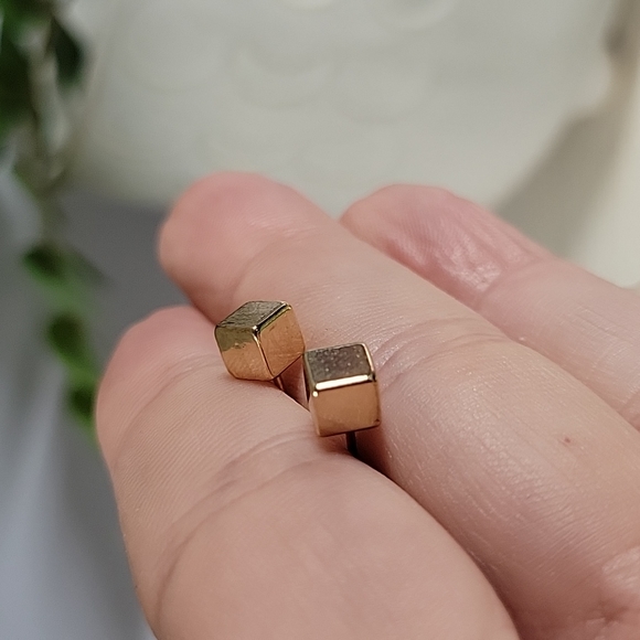 Classic Cube Stud Earrings, unisex - Picture 5 of 5